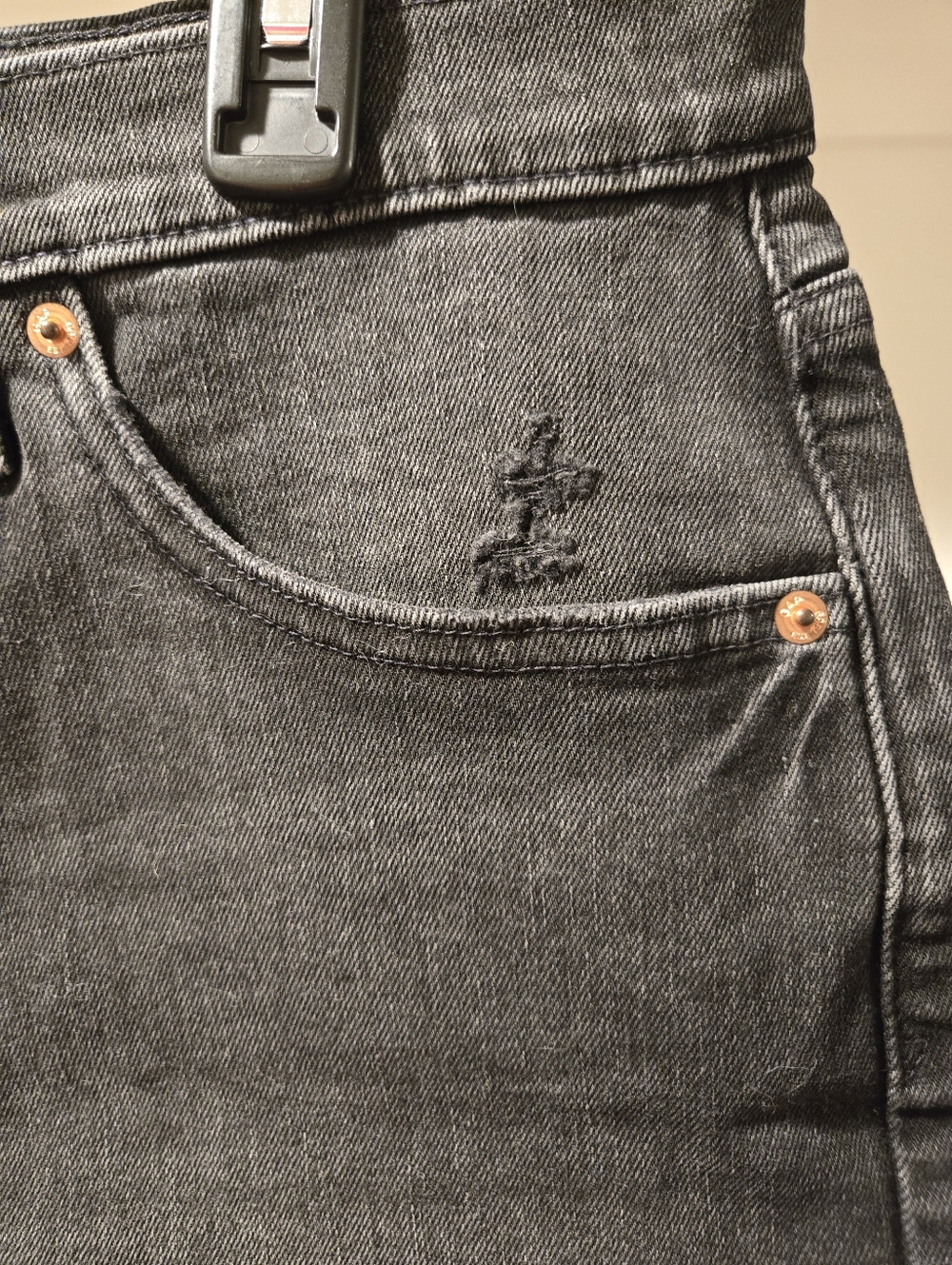 GAP Black 4" High Rise Cut Off Shorts - Picture 4 of 6